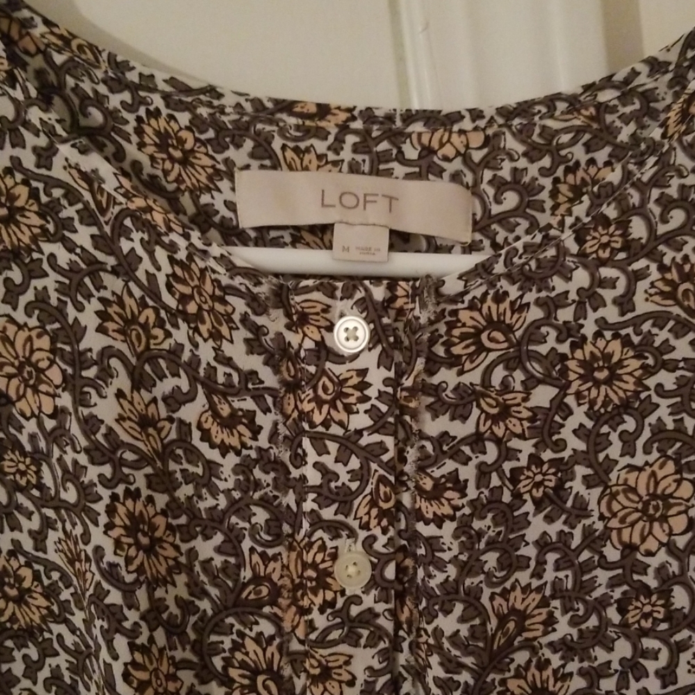 Loft size Medium adorable lightweight shirt
